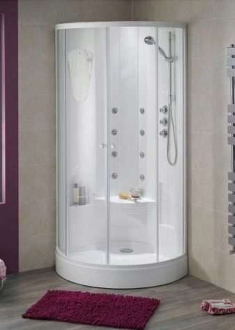 Badekar eller bruser: hvad skal man vælge til et lille badeværelse?