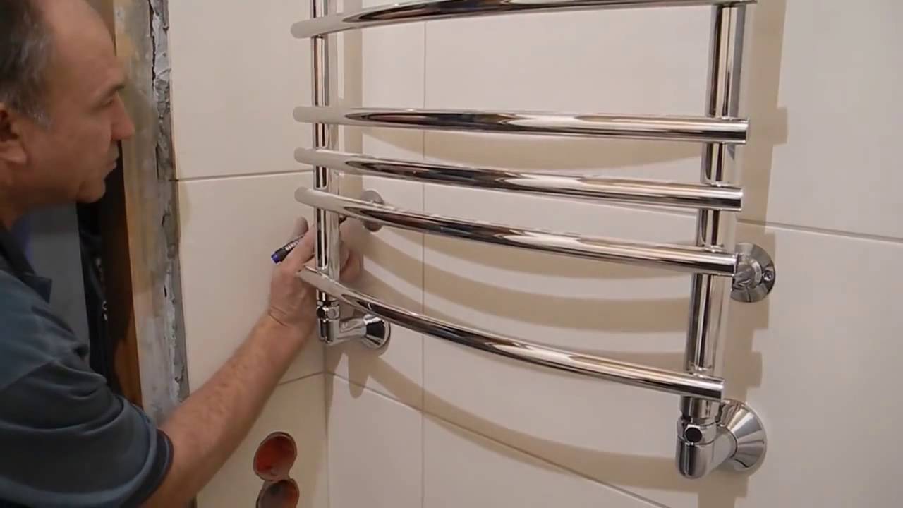In welcher Höhe sollte ein beheizter Handtuchhalter im Badezimmer angebracht werden?