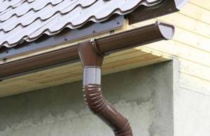 Do-it-yourself-Installation von Metallrinnen für ein Dach: Analyse von Technologien + Installationsbeispiel