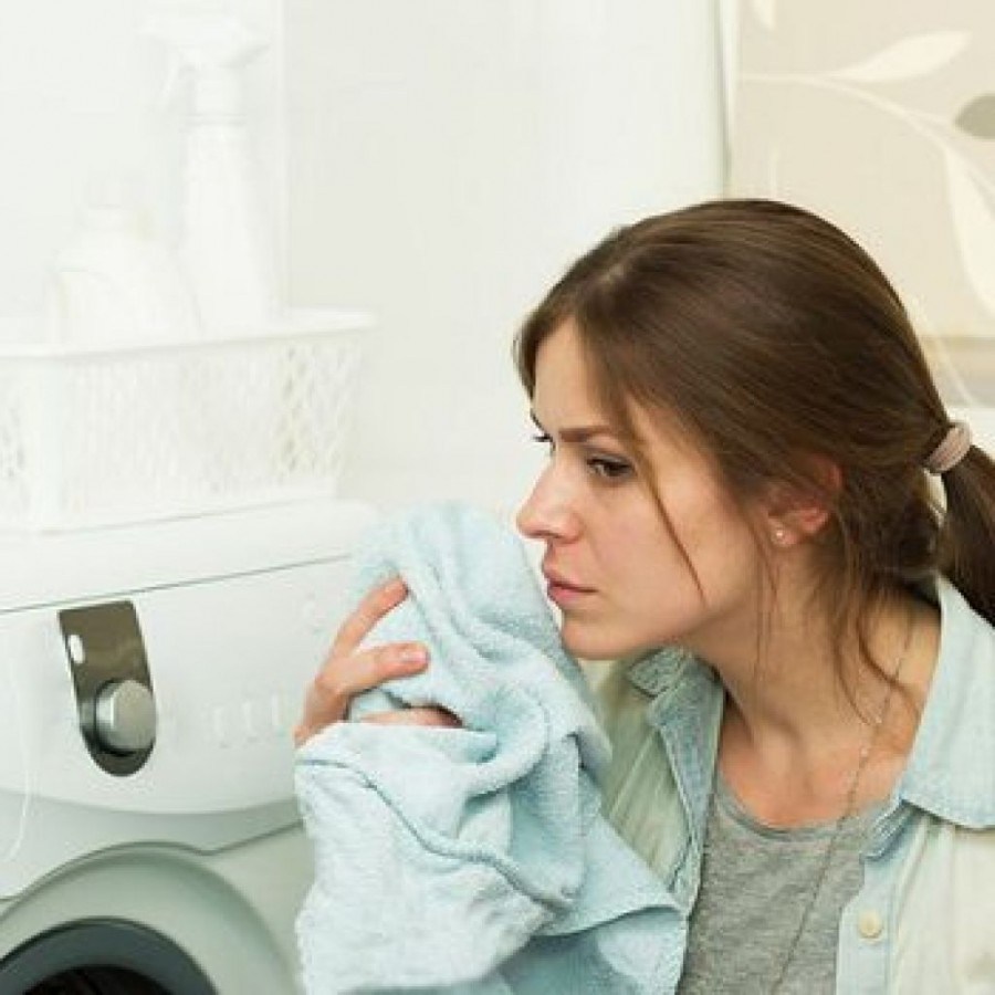 Wie man den Geruch von Tabak und Zigaretten in der Wohnung loswird: 27 Wege