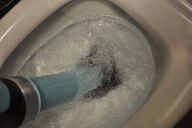 Wie kann man die Toilette selbst reinigen, wenn sie verstopft ist?