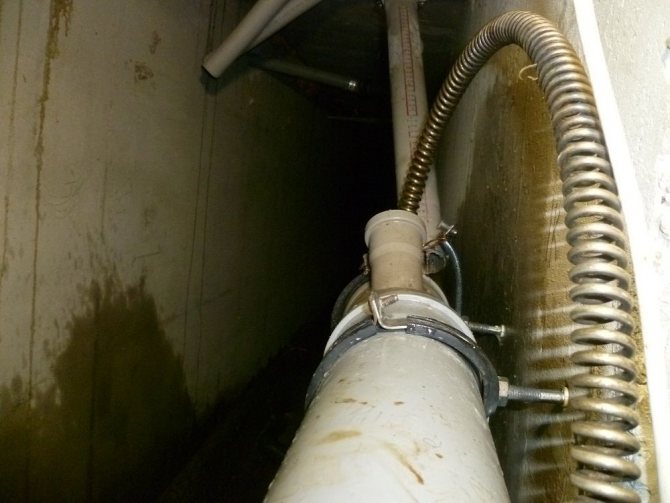 Lugten fra kloakken i lejligheden: typer af tekniske fejl og hvordan man fjerner dem