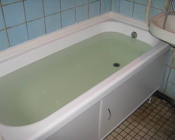 Acryleinsatz in der Badewanne: So montieren Sie den Einsatz richtig