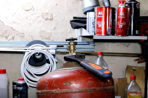 So schrauben Sie das Ventil einer Gasflasche ab: Schritt-für-Schritt-Anleitung