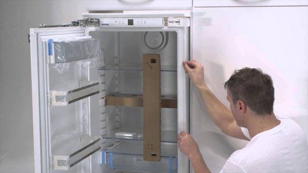 Sådan hænger du køleskabsdøren igen: reparationsanbefalinger + trin-for-trin instruktioner