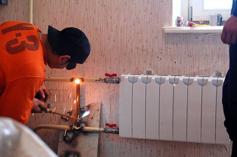 Austausch von Heizbatterien in einer Wohnung: Wenn Sie das System neu gestalten müssen, die Aktivitäten des Wohnungsamtes beim Austausch und Einbau von Heizkörpern in einem Mehrfamilienhaus