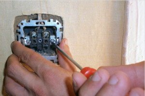 Udskiftning af elektriske ledninger i et panelhus med dine egne hænder