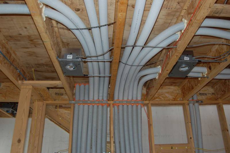 So machen Sie eine Belüftung auf dem Land: die Feinheiten und Regeln für die Installation einer Belüftung in einem Landhaus