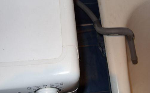 Hvordan bringes afløbsslangen fra vaskemaskinen ind i en separat kloak fra dækkene?