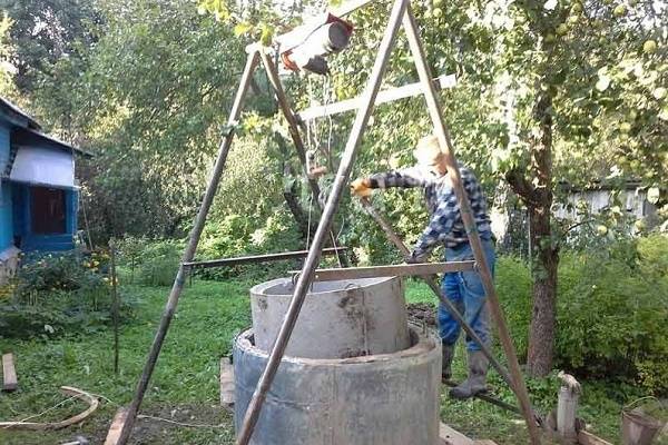 Brunnen reinigen: Wie man mit eigenen Händen putzt, Video, Schlamm im Land reinigen, wenn es besser ist, Armaturen