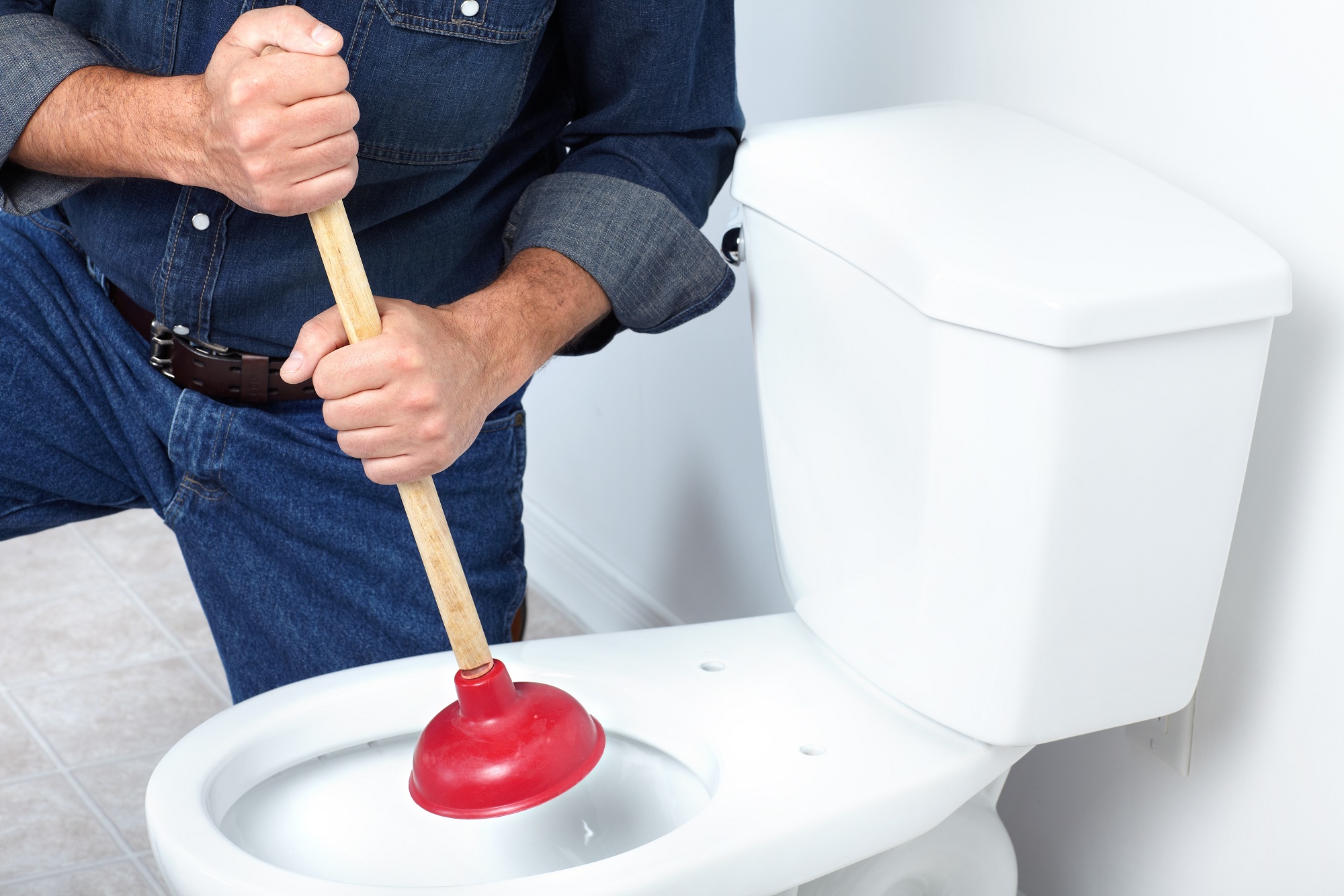 So reinigen Sie eine Verstopfung im Badezimmer - mit Kabel, Kolben, Volksheilmitteln