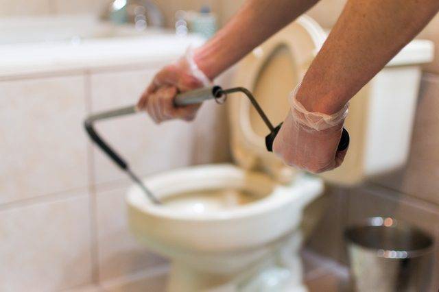 Die Toilette ist verstopft: So reinigen Sie sie zu Hause, was tun, um die Verstopfung selbst zu beseitigen