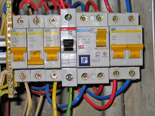 Sådan tilsluttes en RCD korrekt: diagrammer, tilslutningsmuligheder, sikkerhedsregler