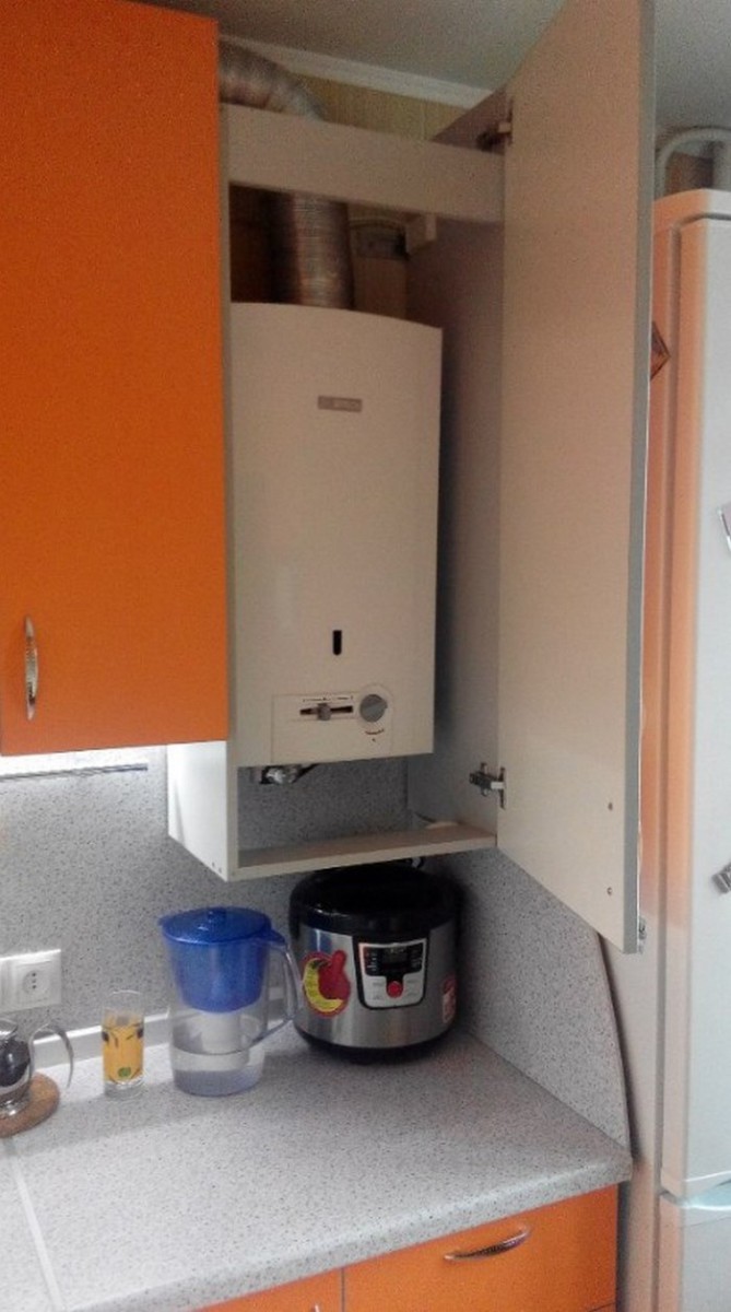 Küchendesign mit einem Gaskessel an der Wand und Rohren: wie man es versteckt, Fotoideen