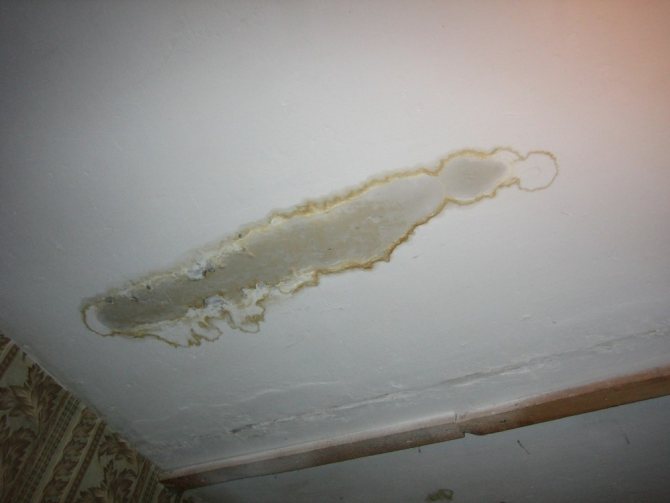 Årsager til våde pletter med rust på loftet
