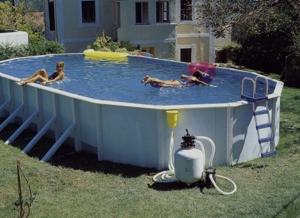 Bygning af en swimmingpool med dine egne hænder af improviserede materialer