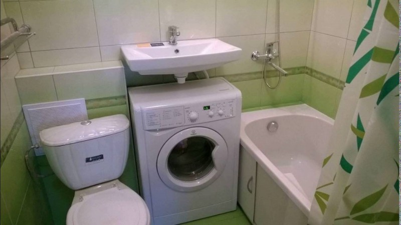 Die Wahl eines Bades in einem kleinen Badezimmer in einem Panel Chruschtschow