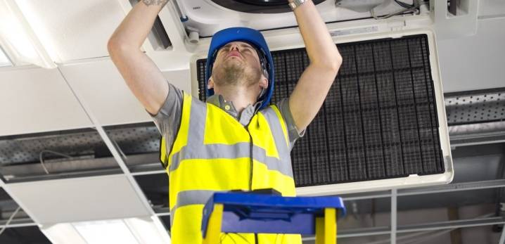 Das Gerät der Inneneinheit des Split-Systems: So zerlegen Sie das Gerät zur Reinigung und Reparatur