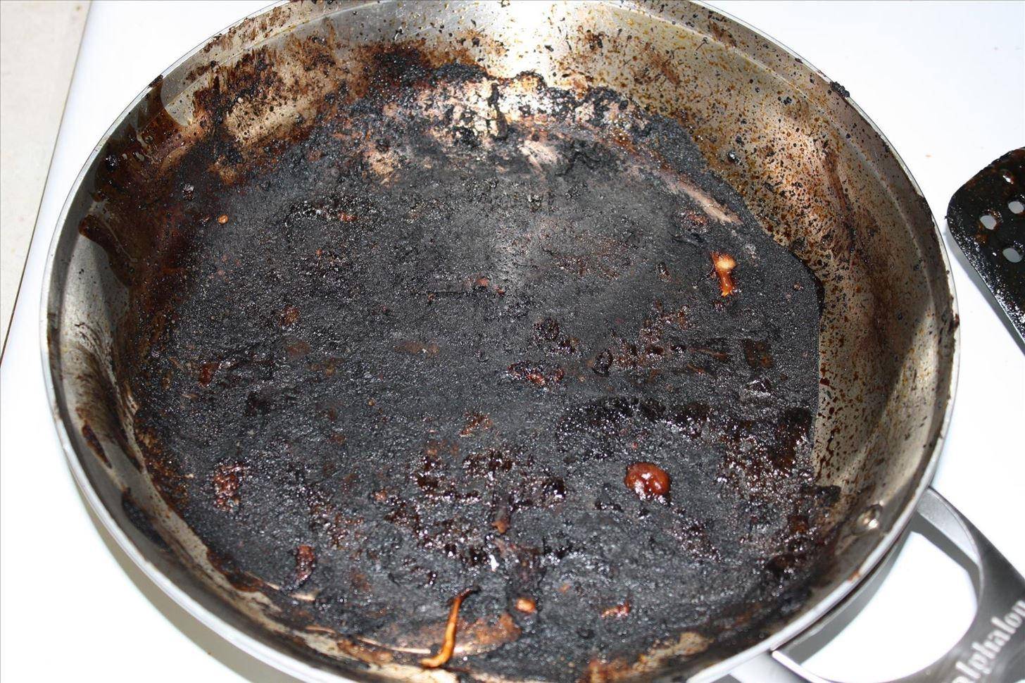 Methoden zum Reinigen der Pfanne von verbranntem Essen und Ruß