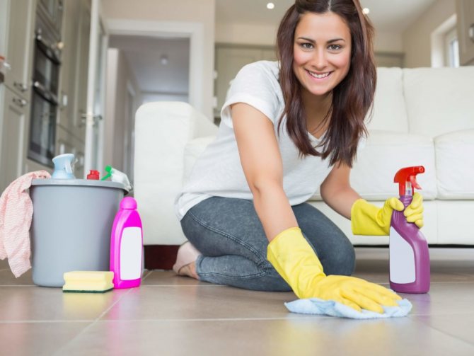 Hvor ofte skal gulvet rengøres og støvsuges?