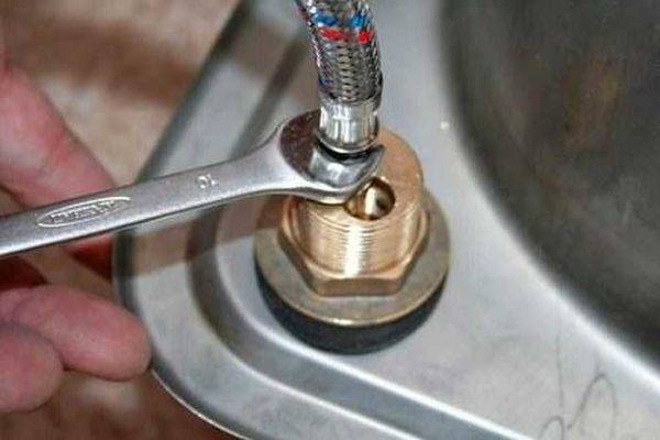 So installieren Sie einen Wasserhahn an einer Spüle: eine detaillierte Analyse der Installationstechnik