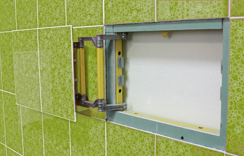 Do-it-yourself-Installation einer Inspektionsluke unter einer Fliese