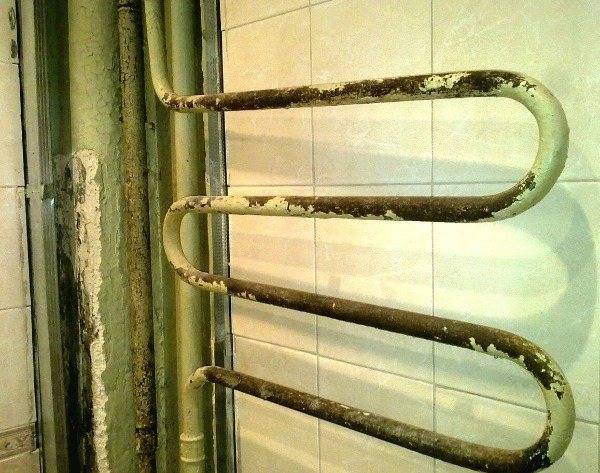 So ersetzen Sie einen beheizten Handtuchhalter im Badezimmer vorschriftsmäßig