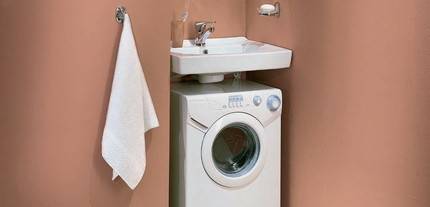 Nuancerne ved at installere en vask over en vaskemaskine: et trin-for-trin eksempel på arbejde