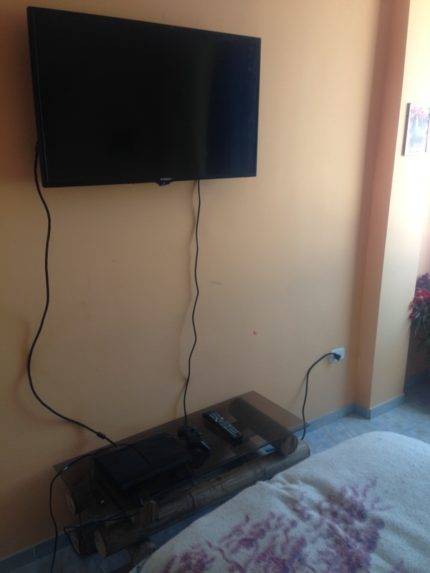So hängen Sie einen Fernseher ohne Halterung an die Wand