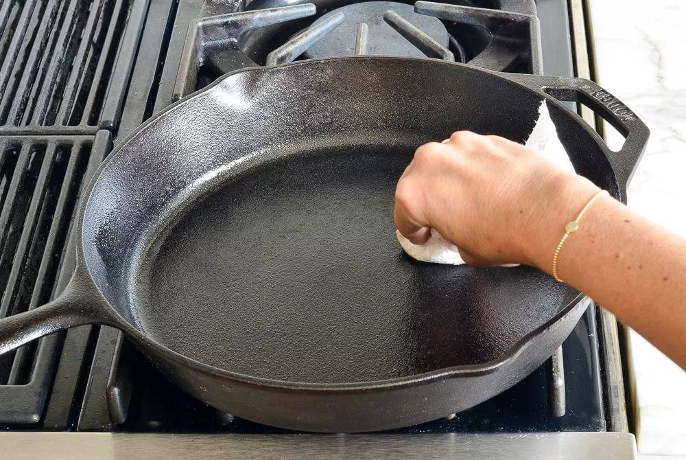 So reinigen Sie eine Bratpfanne von Ruß: einfache Möglichkeiten für verschiedene Materialien