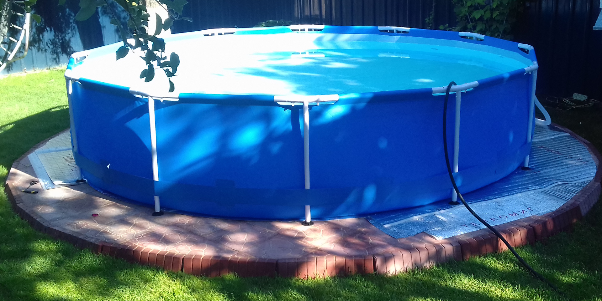 Wie man einen Pool aus improvisierten Materialien baut: Rahmen, Kinder