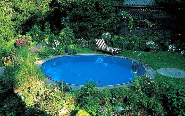 Wir bauen mit unseren eigenen Händen aus improvisierten Materialien einen Pool auf dem Land