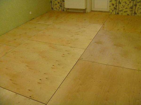 Den Boden mit Sperrholz auf einem alten Holzboden nivellieren: beliebte Schemata + Arbeitstipps