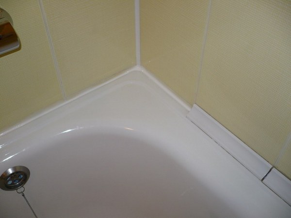 So kleben Sie eine Bordüre auf eine Badewanne: Analyse der Verlegeregeln + Montageanleitung