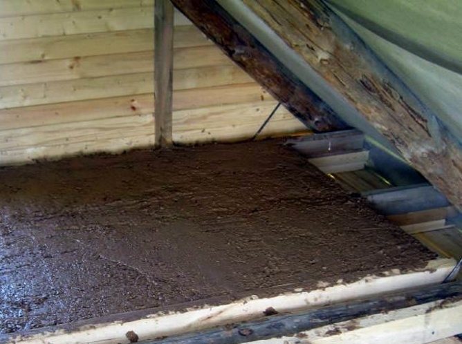 Wie man eine Deckendämmung in einem Holzhaus herstellt - die Geheimnisse des warmen Wohnens
