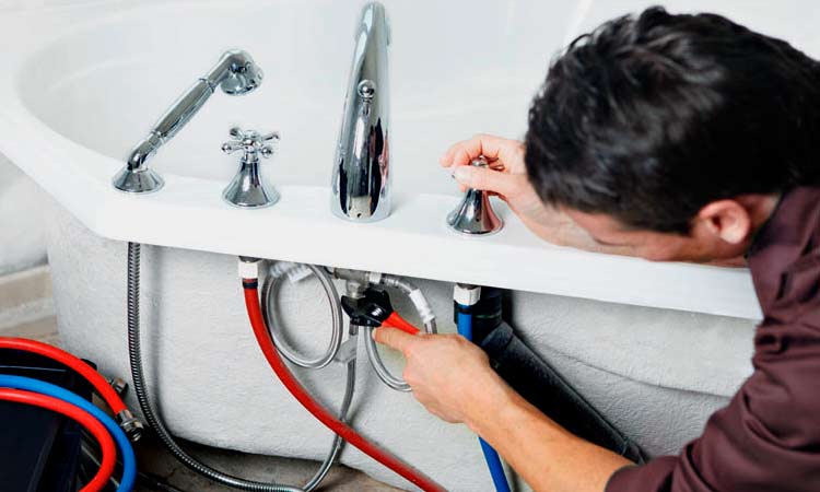 Installation eines Wasserhahns in einer Spüle oder Spüle: die Nuancen des Anschlusses an die Wasserversorgung