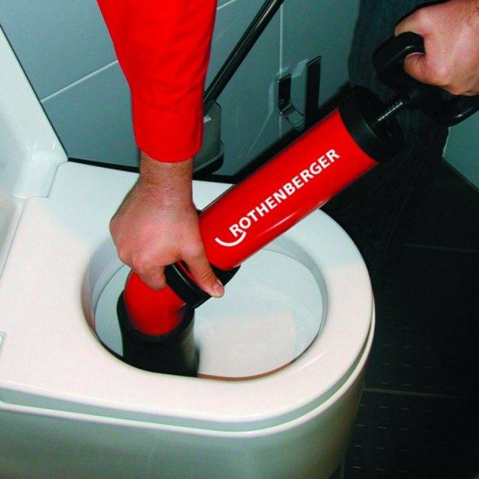 So reinigen Sie die Toilette mit einer Flasche: eine Schritt-für-Schritt-Anleitung + eine Übersicht über alternative Methoden