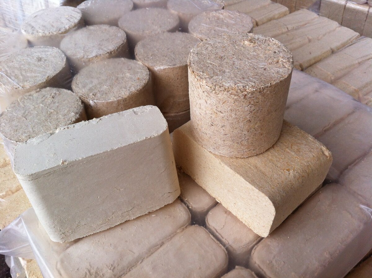 Brennstoffbriketts oder Brennholz: Was ist besser und rentabler zum Heizen?