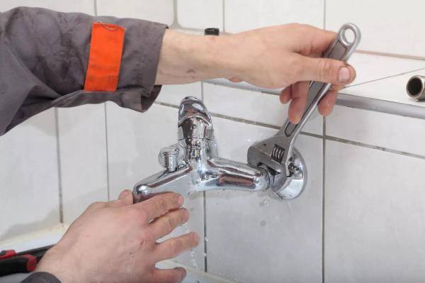 Installation eines Wasserhahns im Badezimmer: Gerät und Schritt-für-Schritt-Installationsanleitung