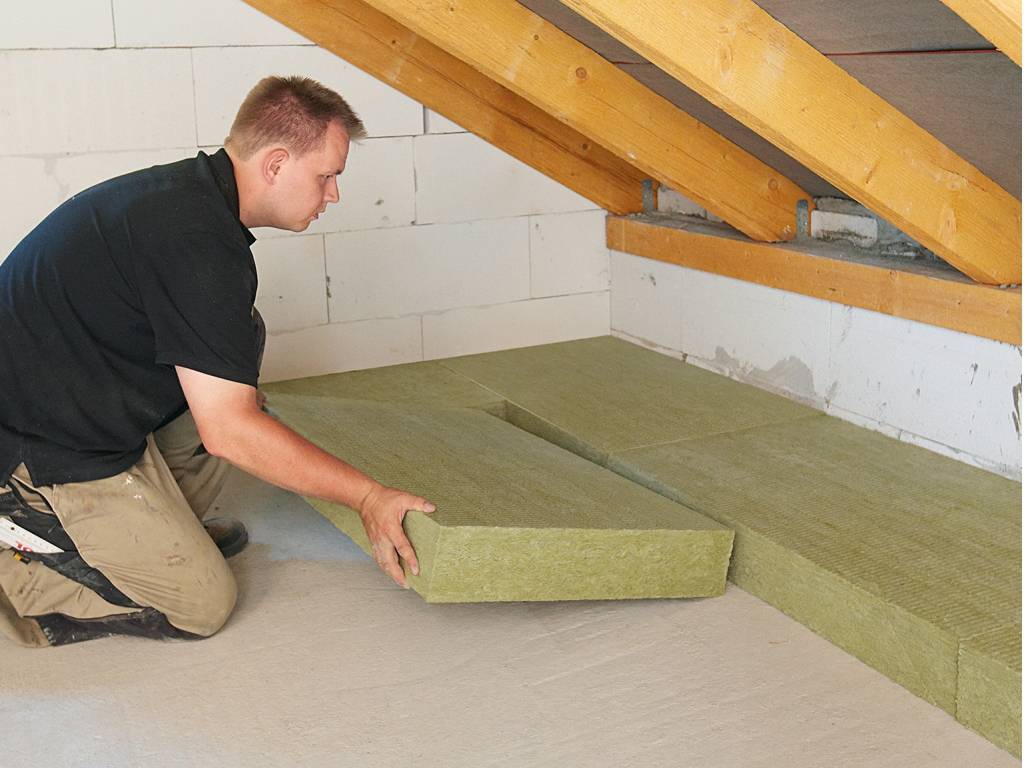Wir suchen nach der besten Möglichkeit, die Decke in einem Holzhaus zu isolieren