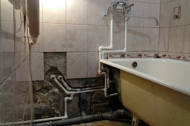 Rørføring i badeværelset: analyse af skjulte og åbne rørsystemer