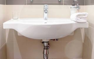 Waschbecken an der Wand im Badezimmer befestigen – Schritt für Schritt Anleitung