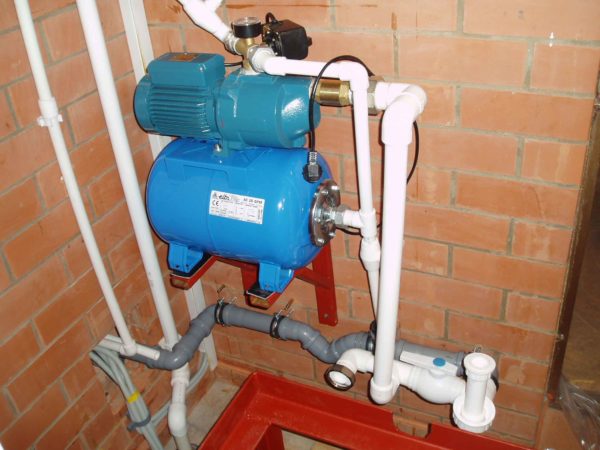 Tilslutning af en hydraulisk akkumulator til et vandforsyningssystem: muligheder og typiske ordninger