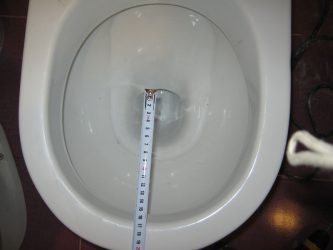 Was ist ein Spritzschutz in der Toilette und warum wird er benötigt?