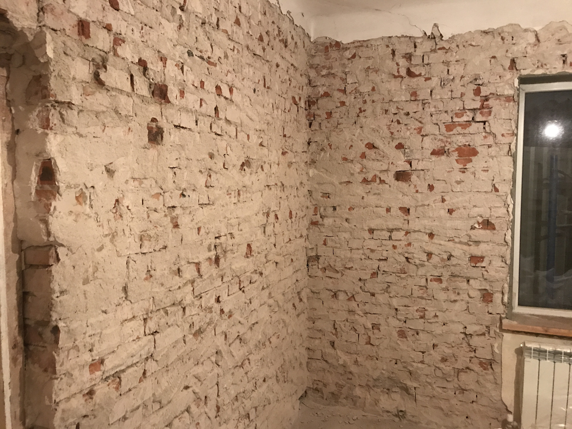 Eine einfache Möglichkeit, schnell Reparaturen in einer Wohnung mit unebenen Wänden durchzuführen