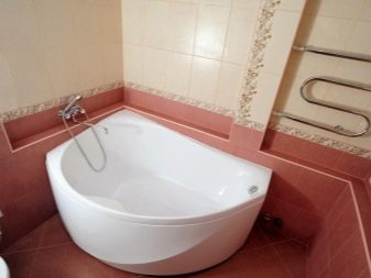 Valg af et badekar til et lille panelet badeværelse