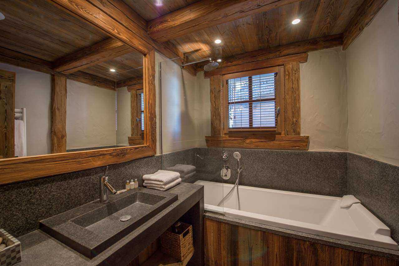 Badezimmer in einem Holzhaus: interessante Designlösungen
