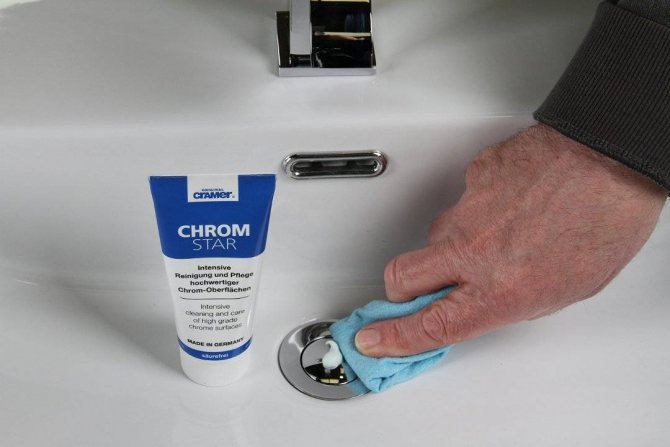 Wie und was repariert man am besten einen Chip auf der Oberfläche einer Badewanne?