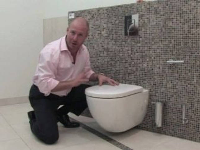 Hjørnetoilet med en cisterne: fordele og ulemper, skema og funktioner ved at installere et toilet i et hjørne