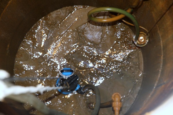 Grumset vand: hvorfor er brøndvandet grumset og ikke pumper, hvad man skal gøre og hvordan man fjerner grumset vand